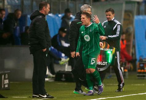 celtic s kris commons remonstrates with manager ronny deila as he is substituted mirror online