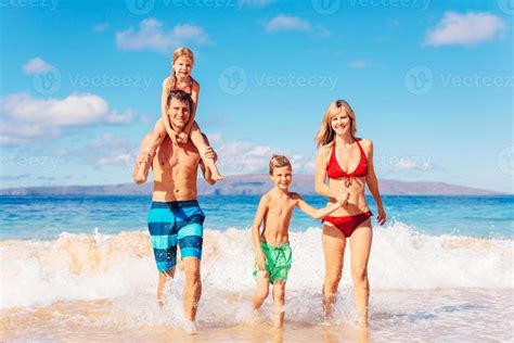 familia feliz divirtiéndose en la playa Foto de stock en Vecteezy