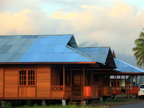 Menyambangi Desa Woloan Markas Pengrajin Rumah Adat Minahasa