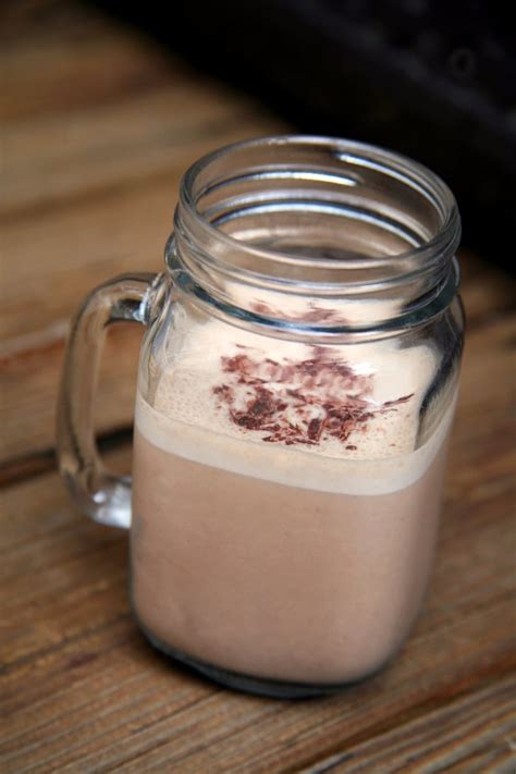 Here are 19 low calorie smoothies to start your day off right. Low-Calorie Chocolate Almond Smoothie | Low-Calorie Smoothies | POPSUGAR Fitness Photo 4