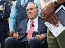 Bob dole está aquí porque quiere saber que otros países vendrán a tratar a los. Armenia Awards Bob Dole Order of Honor for Services to ...