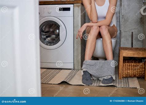 Mulher Sentada No Banheiro Pela Manhã Foto De Stock Imagem De Urina Rotina 174206088