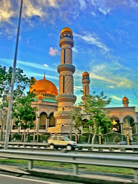 Jame Asr Hassanil Bolkiah Mosque This Mosque Is The Largest Mosque In Brunei It Was Built To