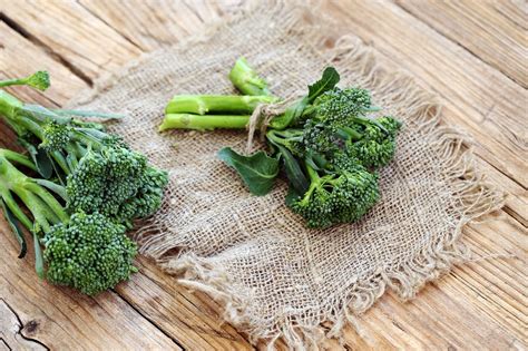 Terrific, but quite rich and a bit more fiddly than i'd make for day to day purposes (i make magic broccoli a lot!) so this recipe is a simplified and healthier version. Brokkoli + Chinakohl = Bimi