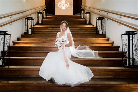 Wunderschöne brautmode und hochzeitskleider für das richtige hochzeitskleid (brautkleid oder modisches outfit) gibt es keinerlei vorschriften. Wie viel kosten Hochzeitskleider?