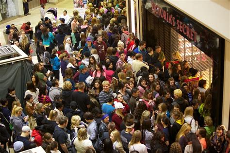 What The Fuck Is Up With People On Black Friday - Get ready for Black Friday with the best (or worst?) shopping brawl