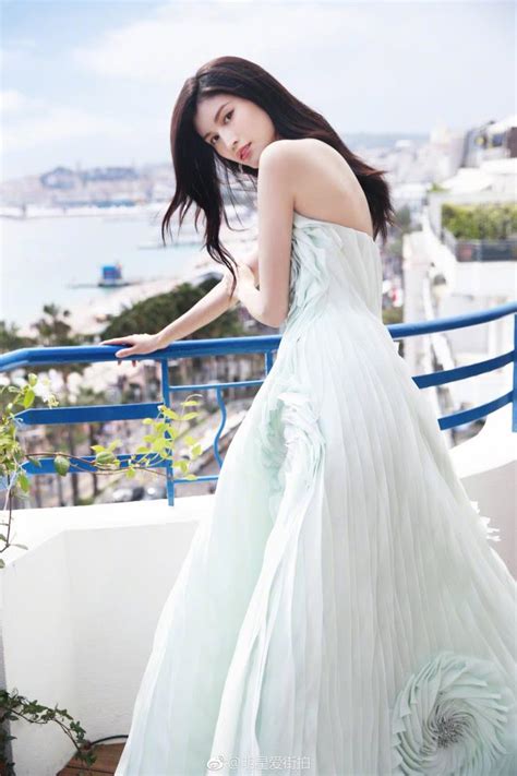 Jun 30, 2021 · 组图：何穗穿露脐装秀小蛮腰 长衫飘飘肌肤白到发光,新浪娱乐讯 2021年6月30日，北京，何穗现身机场。她身穿黑色露脐装大秀小蛮腰，外罩长衫衣摆飘飘气质卓然，露出的肌肤雪白细腻，白到发光。 何穗为什么那么白揭秘美白秘诀，何穗为什么叫何仙姑跟白有关？