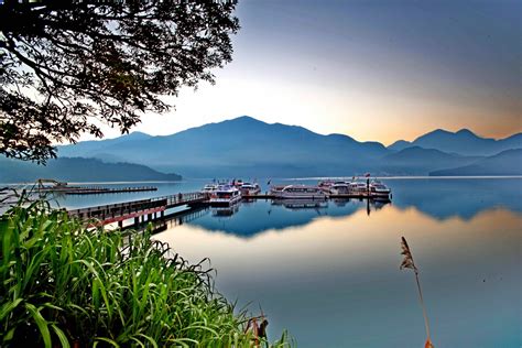 Boats Near Dock With Mountains Sun Moon Lake Taiwan Hd