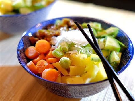 Poké bowl met gegrilde kip avocado mango en wortel Kookidee nl