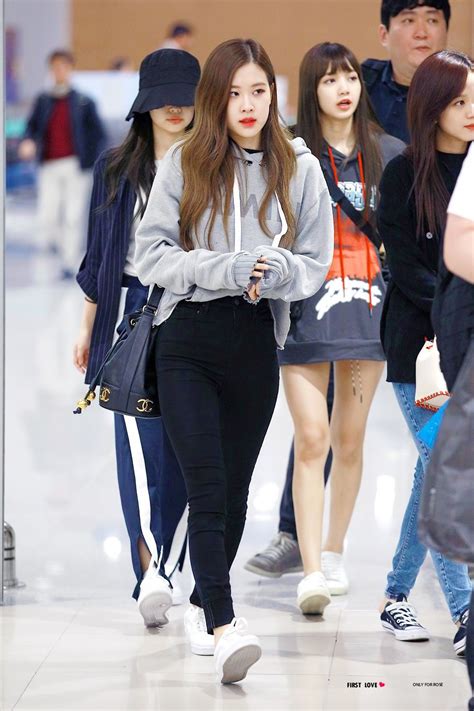 Like blackpink jennie lisa rose jisoo fashion style 2020. Idea by Jugu on Rose Blackpink Airport Style | Blackpink ...