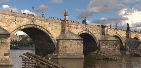 Sdružení výtvarníků karlova mostu (svkm) je občanské neziskové sdružení, které spontánně vzniklo v roce 1990 se snahou zachovat na karlově mostě jeho tradiční atmosféru galerie pod širým nebem. Lucemburkové :: Hravé učení