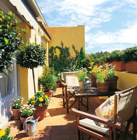 Una buena idea para decorar tu terraza de verano que nos hemos encontrado en casa decor 2015 es colocar un espejo inclinado apoyado en la pared para así ampliar el espacio y. Terrazas de ciudad bien aprovechadas | Terrazas decoradas ...