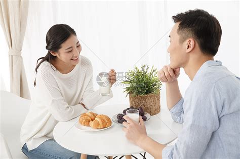青年情侣在床上吃早餐高清图片下载 正版图片501942598 摄图网