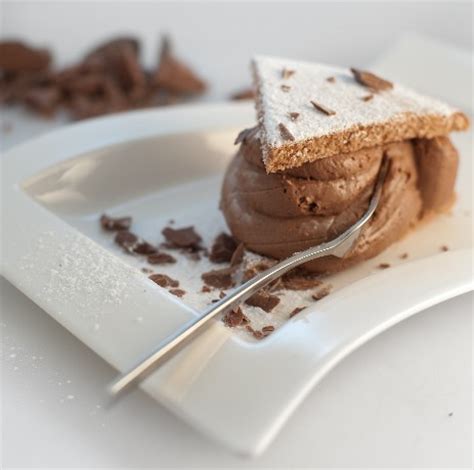 Originaria della città di ivrea, la torta 900 è composta da un soffice pan di spagna al cacao farcito con una squisita. Torta900 - Pasticceria Balla