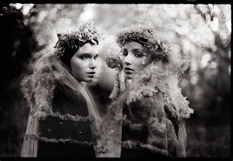 Duets Sisters Twins And Groups Of Two In Art And Vintage Photos Sayaka Maruyama Fotografía