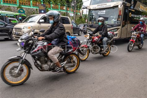 Rombongan Pemudik Sepeda Motor Melintasi Jalur Pantura Semarang