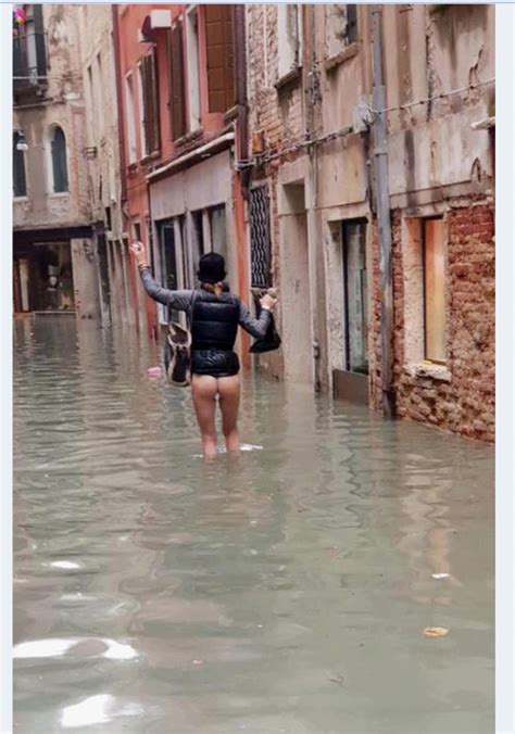 Acqua Alta A Venezia Una Donna Cammina Senza Vestiti Per La Calle Allagata La Foto Diventa Un