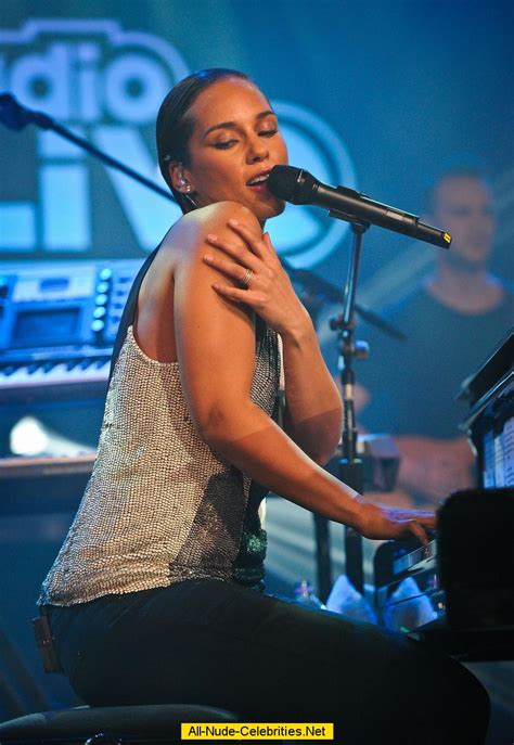 Alicia Keys Live Performs On The Stage
