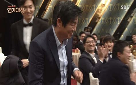 Share a gif and browse these related gif searches. 이휘재 사과 성동일 패딩 속 정장 - 마이스토리
