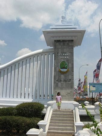 Fatima adalah sebuah kota kecil sebelah utara kota lisbon di portugal. Tugu patung perbatasan Prov. Jawa Barat dan Prov. Jawa Tengah - Losari