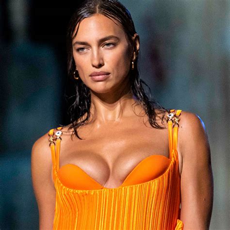 6,859,375 likes · 1,895 talking about this. Tagli capelli 2020/2021: Irina Shayk e le onde da sirena ...