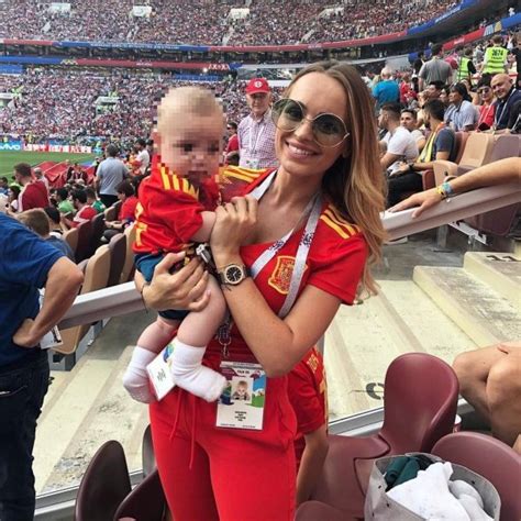 Romarey Ventura Con Su Hijo Piero Apoyando A Jordi Alba En El Mundial