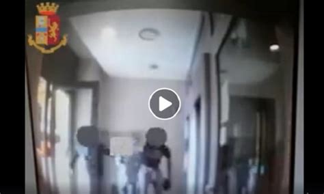 tentano rapina ad una banca i poliziotti si fingono clienti e li arrestano video prima milano