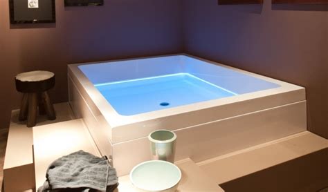 Stimmungsvolle rgb beleuchtung im badezimmer. Moderne Badewanne mit Led-Beleuchtung - Dream von Treesse