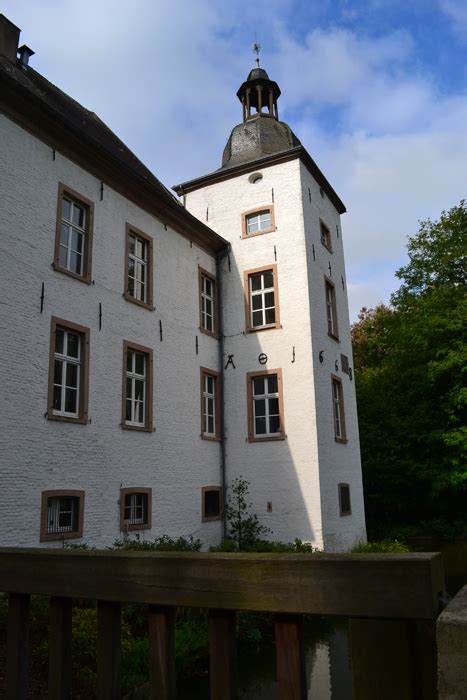 Zum ersten mal erwähnt wurde die burg übrigens im jahr 1344. Wasserschloss Haus Voerde - Fotos 1 - Medienwerkstatt ...