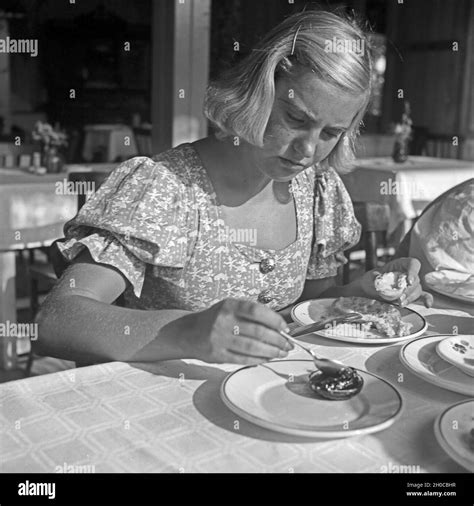 Eine Junge Frau Aufgenommen Ein Brotchen Mit Marmelade Zum Fruhstuck Fotos Und Bildmaterial In