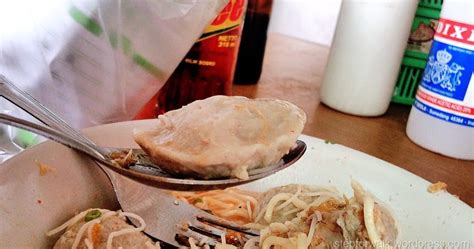 Panaskan minyak secukupnya, tumis bawang iris dan cabai rawit hingga harum. Resep Cara Membuat Bakso Gepeng Khas Cilacap - Resep Hari Ini
