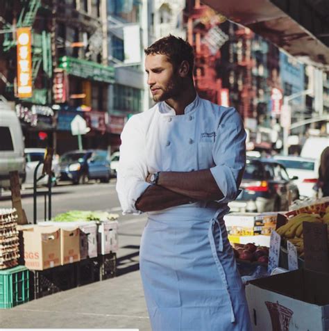 Ce Cuisinier Sexy Va Vous Donner Envie De Faire La Cuisine