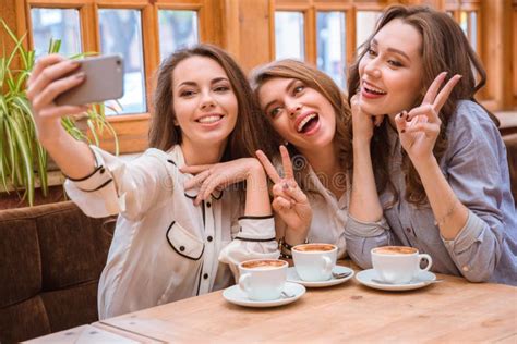 Donne Che Fanno Selfie Sul Telefono Immagine Stock Immagine Di Mobile Divertimento 71512781