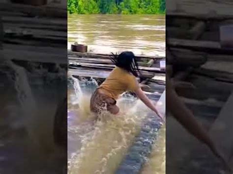 Segarnya Gadis Desa Mandi Di Sungai Shorts Youtube