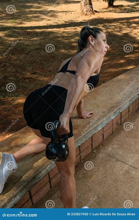 Mulher De Anos Se Exercitando Por Seus Truques Usando Sino Foto De Stock Imagem De Parque