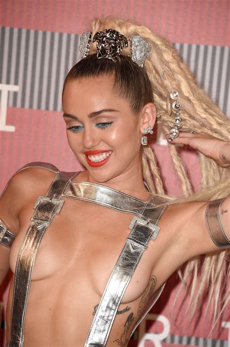 Sexy Pics Of Miley Cyrus From MTV VMA Sexy Actresses
