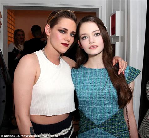Kristen Stewart Reunites With Her Twilight Daughter Mackenzie Foy Daily Mail Online