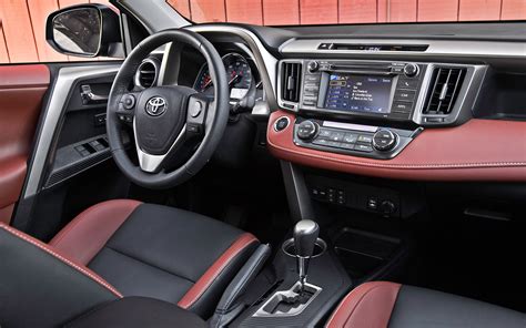 2013-Toyota-RAV4-Limited-interior - Motor Trend en Español
