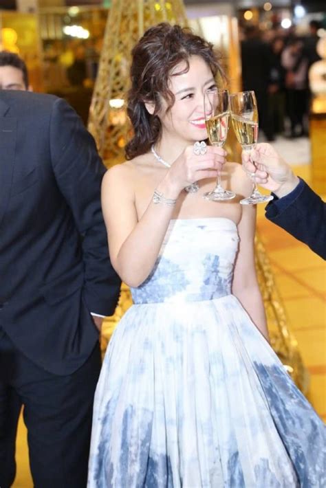 Diễn viên lâm tâm như cho biết suốt ngày nấu ăn, làm bánh vì không ra ngoài do dịch. 'Mỹ nhân không tuổi' Lâm Tâm Như bỗng hóa bà thím 60 tuổi ...