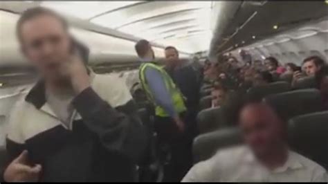 Video Unruly Passengers Escorted Off Plane Abc News