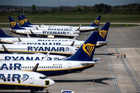 It is headquartered in swords, dublin, with its primary operational bases at dublin and london stansted airports. Ryanair vuole aprire una nuova base in Italia - Mobilita.org