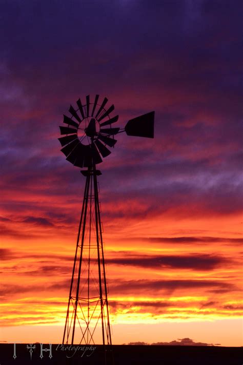Amazing Sunset Behind This Windmill Old Windmills Farm Windmill