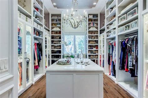 But spacious master bedrooms will logically accommodate very convenient large closets with a possibility not only place cloth, but create an open area with mirrors for dressing up and converting the closet into the fully functional and practical dressing room. What a perfect closet looks like | 15 Beautiful walk in ...