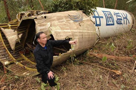 A chinese rocket is tumbling back to earth. Pernah Dengar Kisah Sisa Angkasa Jatuh Tepat Menghempap Tubuh Manusia? | Iluminasi