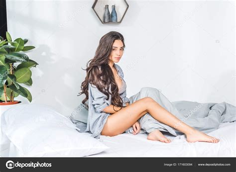 Sexy Frau Sitzt Auf Dem Bett Stockfotografie Lizenzfreie Fotos IgorVetushko