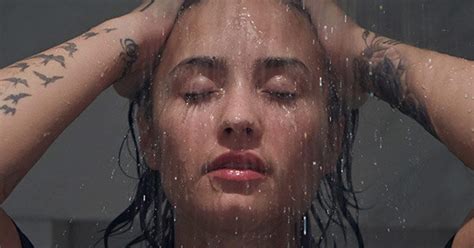 Demi Lovato Goes Nude And Makeup Free For Vanity Fair Huffpost Scoopnest