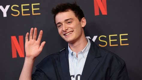 Stranger Things Star Noah Schnapp Comes Out As Gay On Tiktok Brief Briefing
