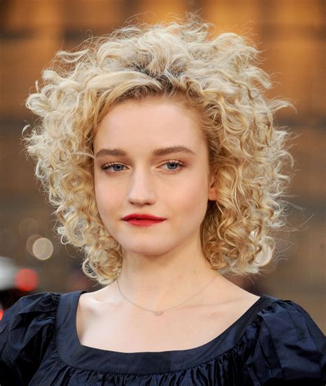 If You Want A Cute Everyday Look Try Actress Julia Garner S Sweet Blonde Style