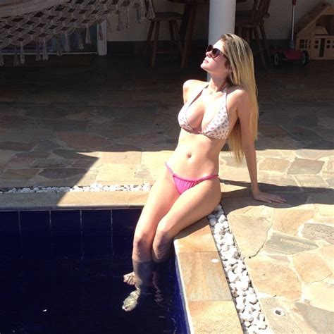 EGO Bárbara Evans volta a postar foto de biquíni Sol e água fresca notícias de Biquíni