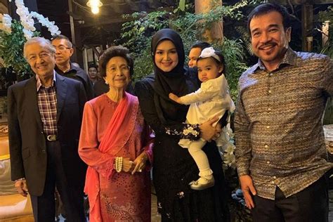 Singer Siti Nurhaliza Hosts Gathering To Mark Dr Mahathirs 63rd